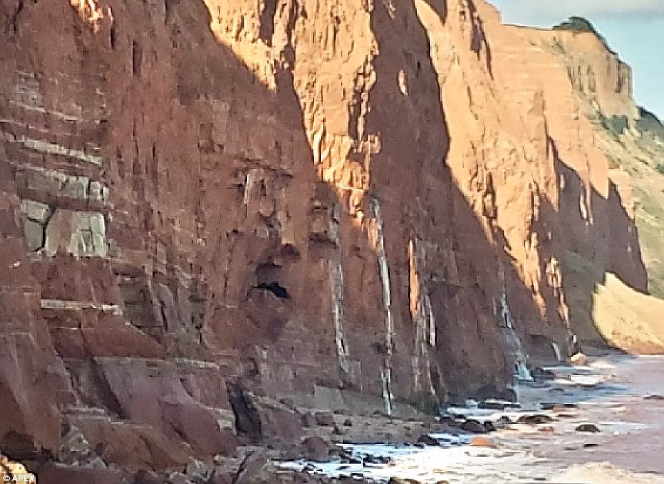 Mới đây, một du khách ở trị trấn Sidmouth ở Vương Quốc Anh đã vô tình phát hiện hình mặt người trên vách đá trong lúc đi dạo trên bãi biển.