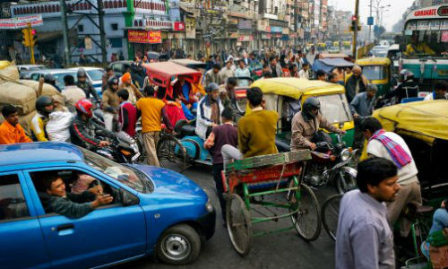 Luật giao thông không nghiêm cộng với ý thức của người dân không cao càng làm đường phố trở nên náo loạn.