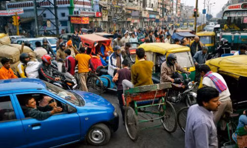 Luật giao thông không nghiêm cộng với ý thức của người dân không cao càng làm đường phố trở nên náo loạn.