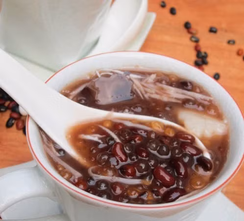 Sở dĩ đậu đen có công dụng tốt như vậy vì nó giàu chất chống oxy hóa và có tính kháng viêm giúp giảm những cơn đau nhức do bệnh gout, bệnh khớp gây ra. Ảnh: Khoeplus.