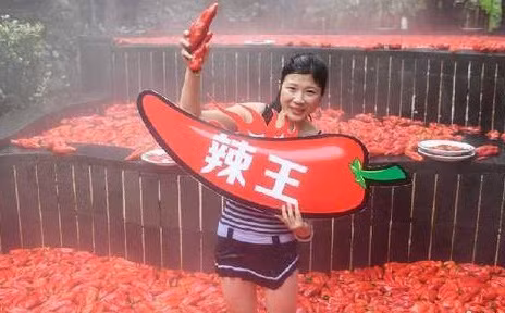 Nguoi phu nu an 20 qua ot trong 1 phut va ket kho tin-Hinh-3