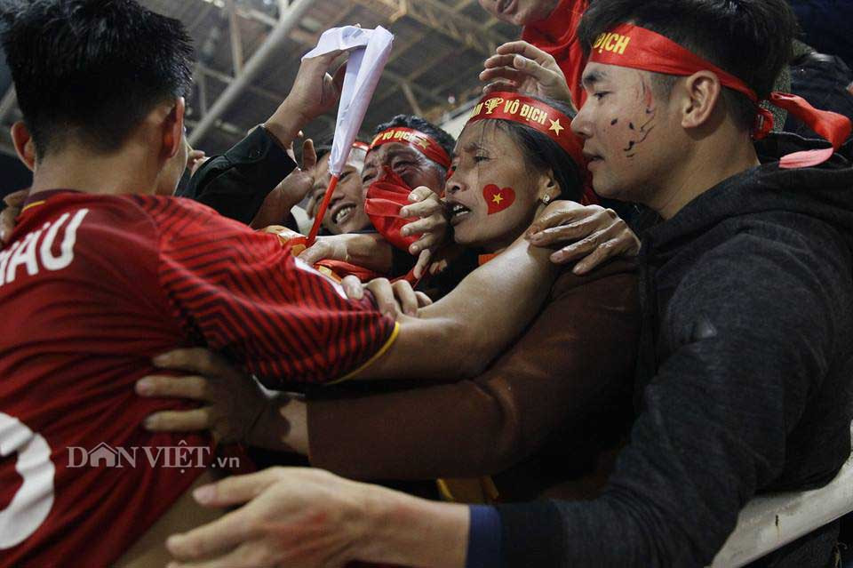 Văn Hậu tiến về nơi có người thân luôn theo dõi anh trên khán đài.