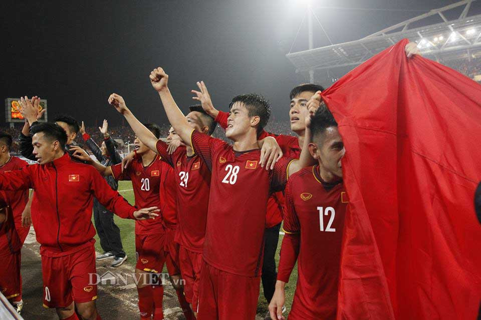 Các tuyển thủ xúc động trước chiến thắng lịch sử.