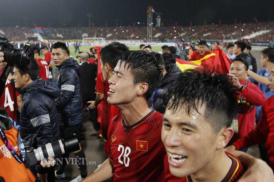 Trung vệ Trần Đình Trọng như vỡ òa trong hạnh phúc.