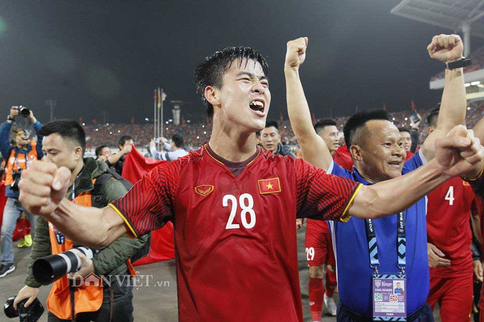 Duy Mạnh thể hiện niềm vui trước chiến thắng.