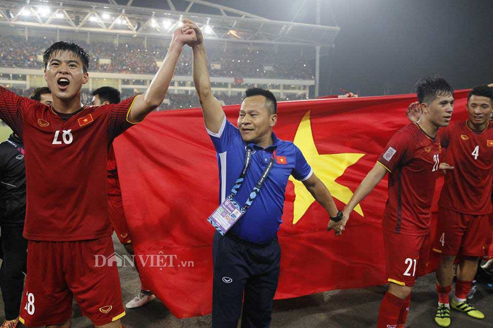 Họ cùng nắm tay nhau đi vòng quanh sân để chào người hâm mộ.