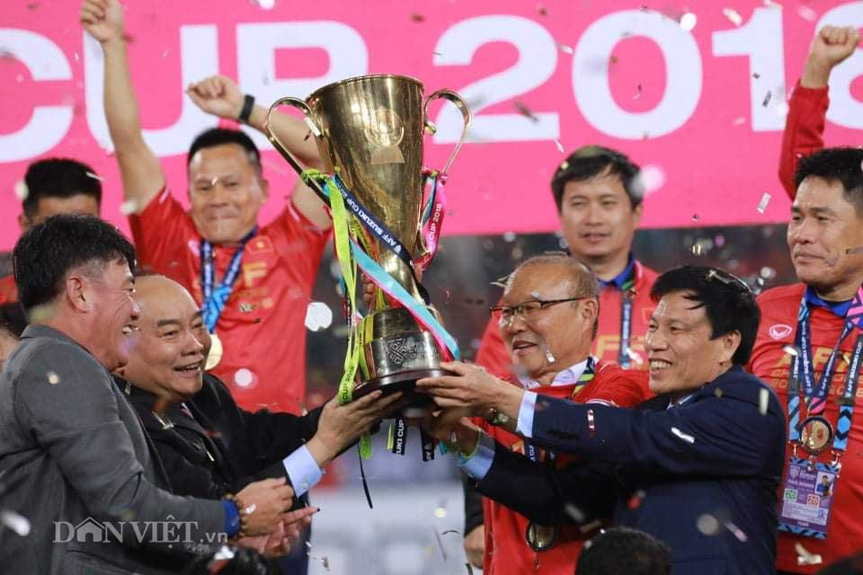 Thủ tướng cùng huấn luyện viên Park Hang-seo bên cúp vô địch AFF Cup 2018.