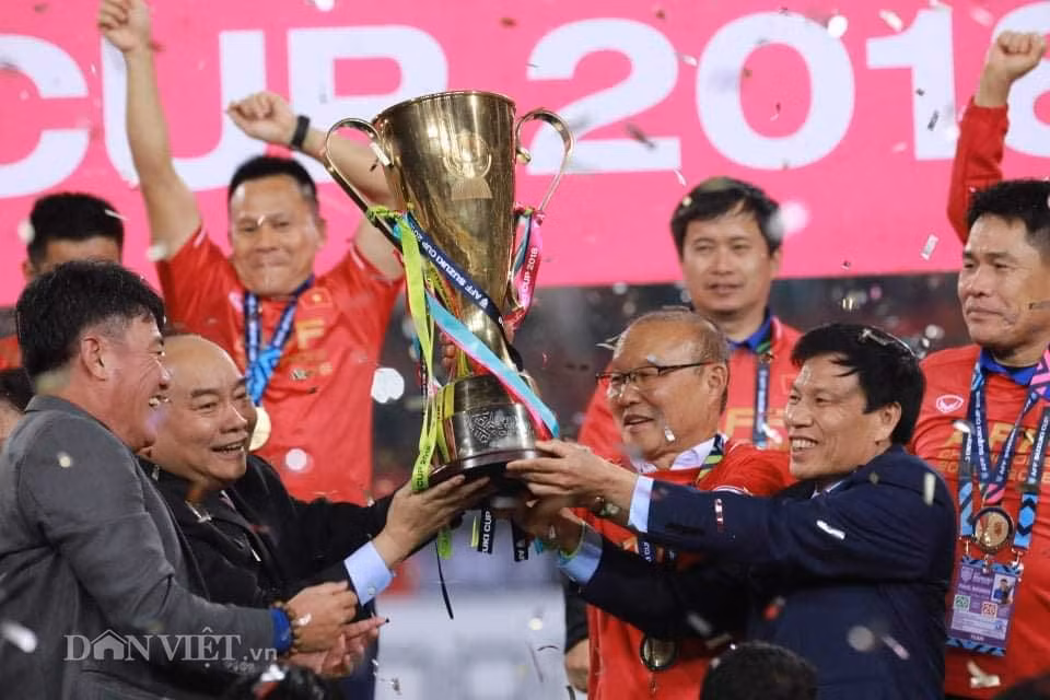 Thủ tướng cùng huấn luyện viên Park Hang-seo bên cúp vô địch AFF Cup 2018.