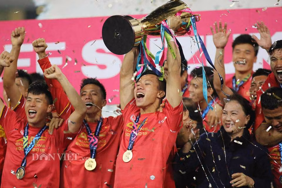 Cả đội tuyển Việt Nam cùng giương cao chiếc cúp vô địch AFF Cup 2018. Trong ảnh còn có sự góp mặt của Chủ tịch Quốc hội Nguyễn Thị Kim Ngân.