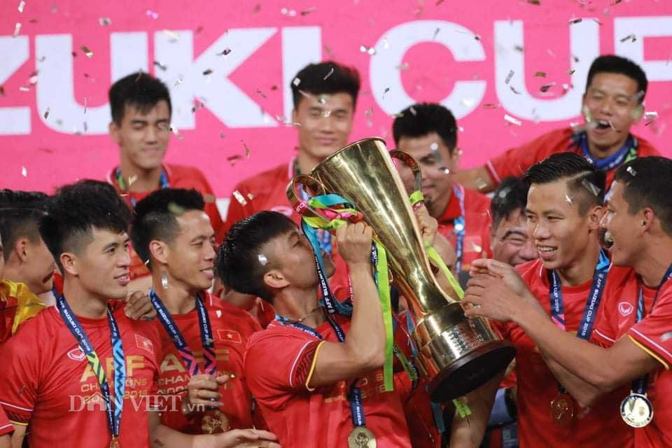 Văn Đức xúc động hôn chiếc cúp vàng danh giá.