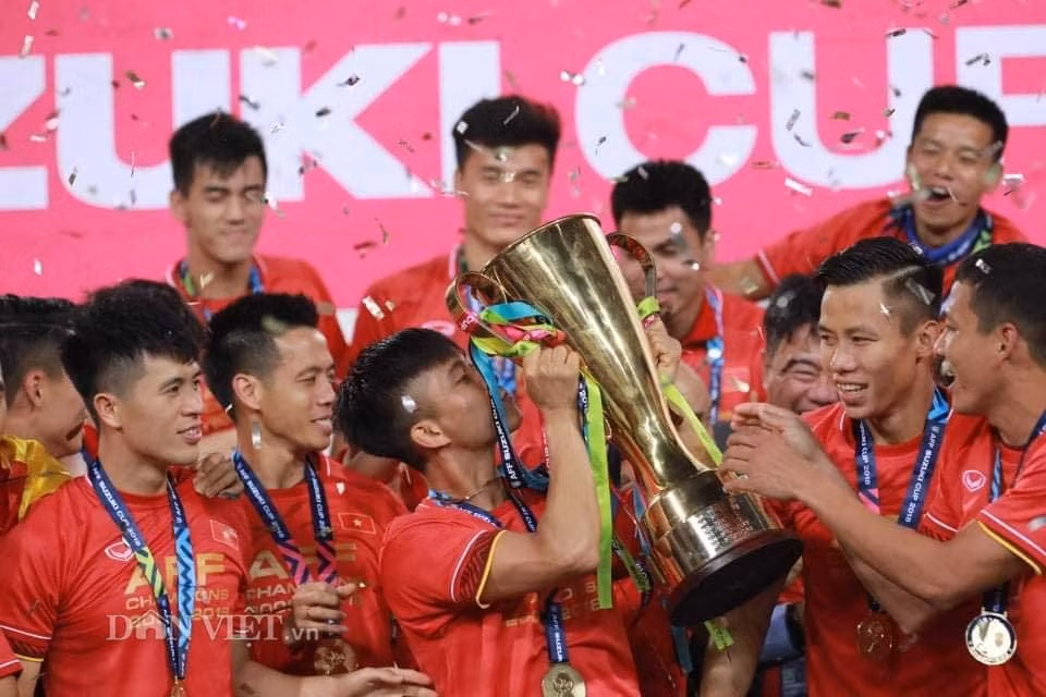 Văn Đức xúc động hôn chiếc cúp vàng danh giá.