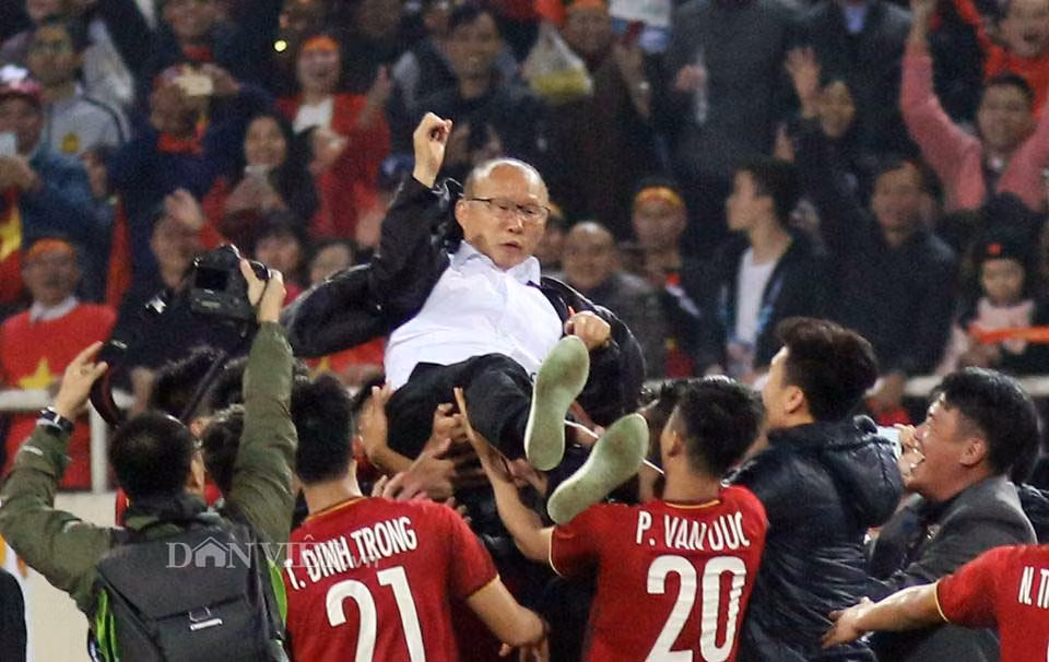 Thầy Park Hang-seo được các học trò tung lên cao.