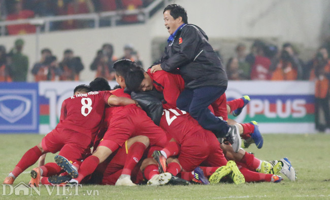 Niềm vui tột đỉnh của "những ngôi sao vàng và ban huấn luyện".