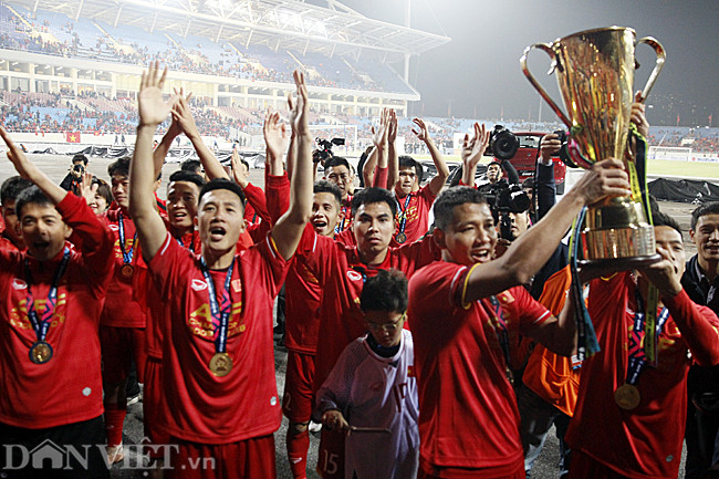 Các cầu thủ với điệu Viking nổi tiếng cảm ơn người hâm mộ.