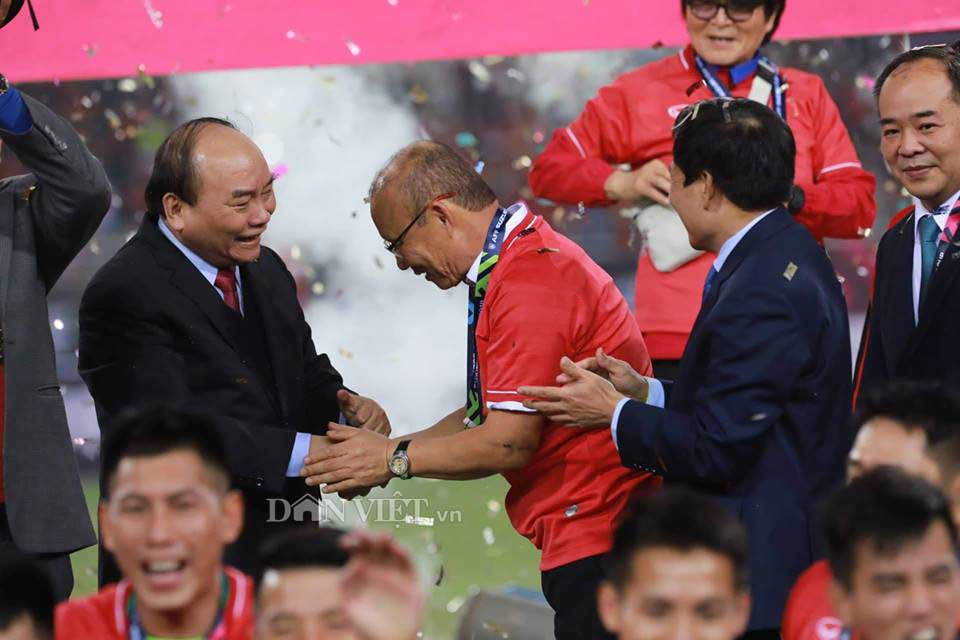 Thầy Park bắt tay Thủ tướng Nguyễn Xuân Phúc sau thành công tuyệt vời trong vai trò huấn luyện viên đội tuyển Việt Nam của mình.