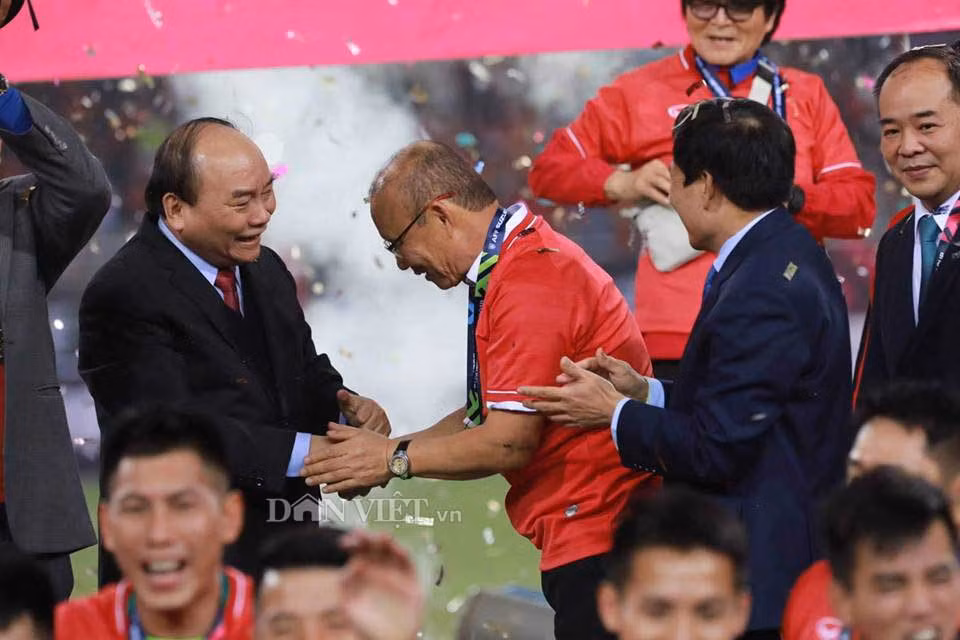 Thầy Park bắt tay Thủ tướng Nguyễn Xuân Phúc sau thành công tuyệt vời trong vai trò huấn luyện viên đội tuyển Việt Nam của mình.