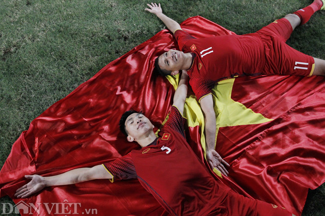 Văn Hậu và Anh Đức - người đã ghi bàn thắng quyết định đưa đội tuyển Việt Nam lên ngôi vô địch cùng nhau ăn mừng theo cách rất riêng.
