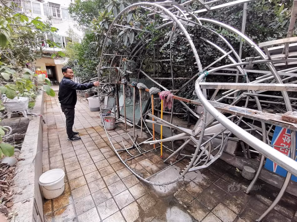 Chuyen la hom nay: Tu lam dia bay, nguoi dan ong bi tom boi....-Hinh-4