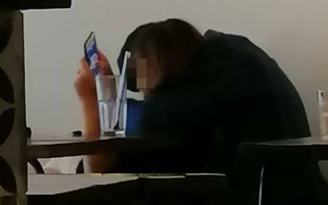 Doi ban tre xem quan nuoc nhu nha minh va hanh dong phan cam kho tin