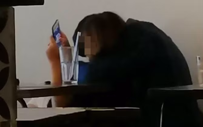 Doi ban tre xem quan nuoc nhu nha minh va hanh dong phan cam kho tin