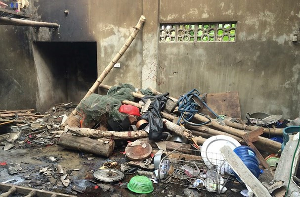 Nguoi dan ong dut lia tay sau tieng no kinh hoang