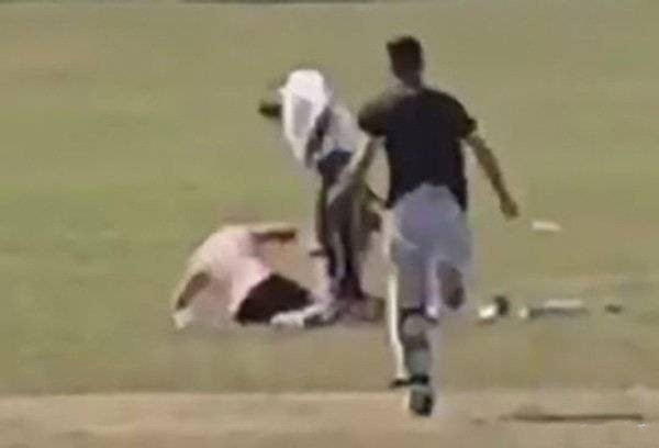 Cong khai yeu trong cong vien, cap doi gap cai ket dang-Hinh-2