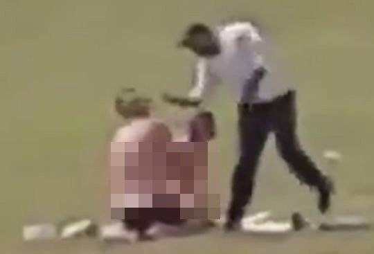 Cong khai yeu trong cong vien, cap doi gap cai ket dang