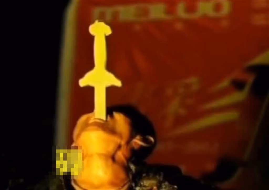 Nuot kiem xuyen hong, nguoi dan ong gap ket kinh di