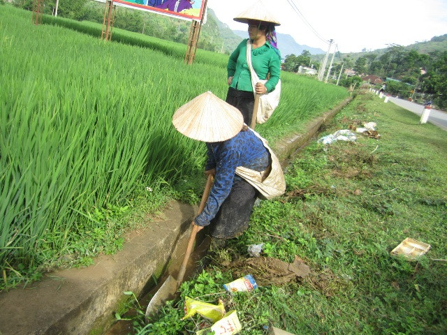 Chu tich xa xin tu chuc de di... cai nghien thuoc phien