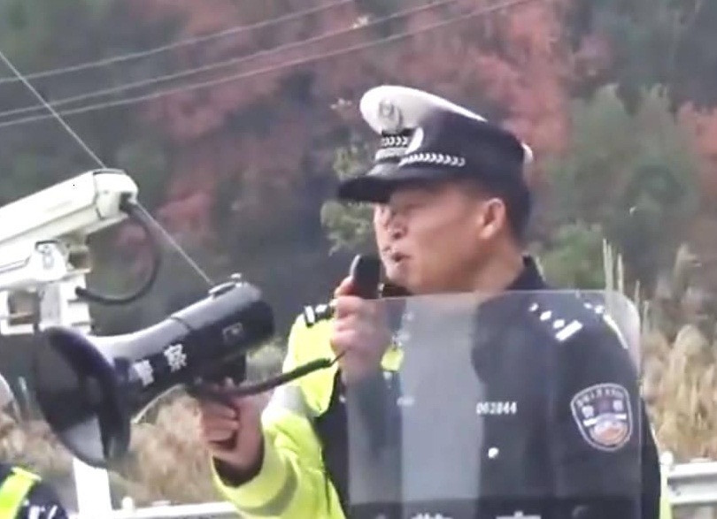 Canh sat giao thong kiem tra, tai xe xe tai lam dieu kinh khiep...-Hinh-3