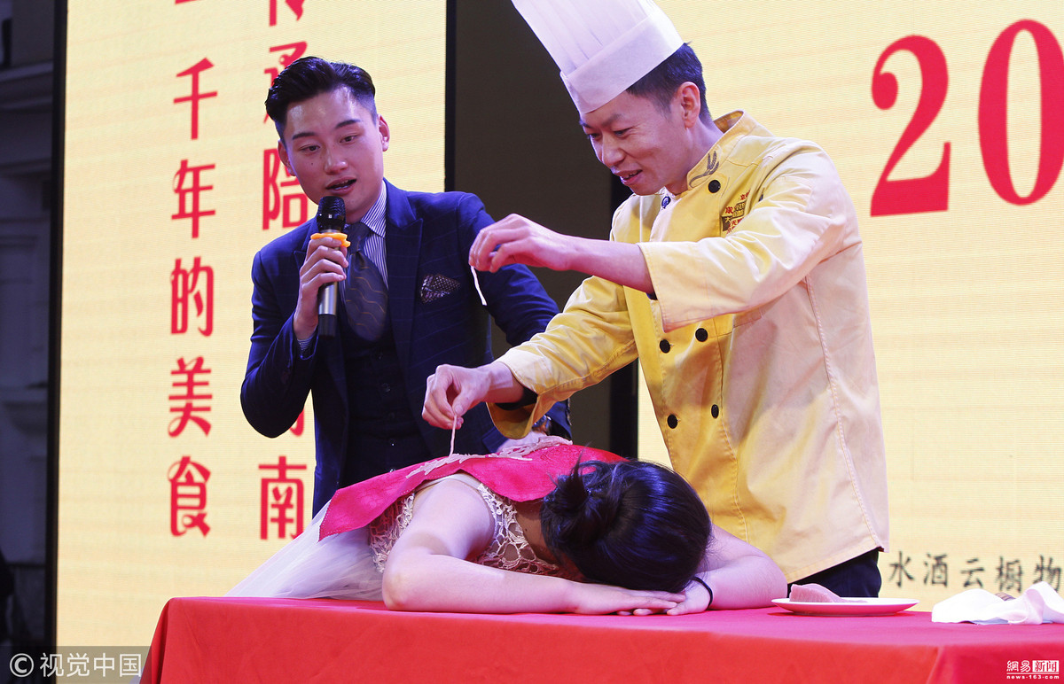 Ron nguoi dau bep thai thit tren lung gai tre, the hien...-Hinh-3