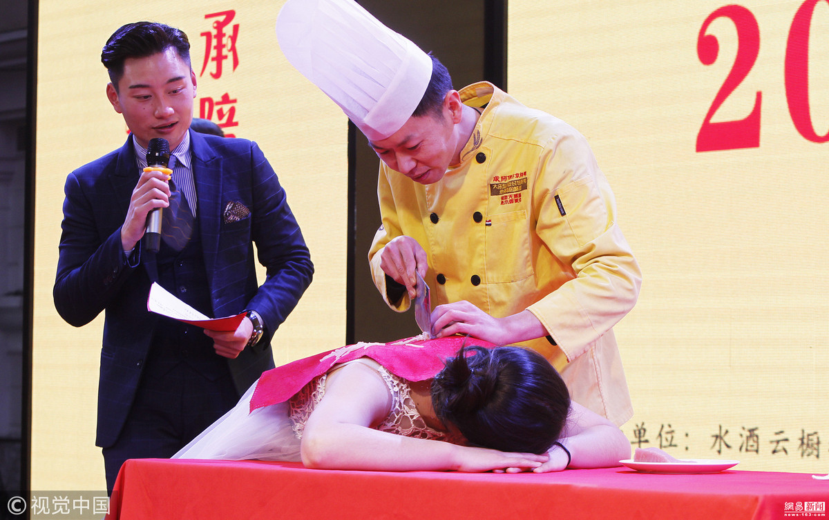 Ron nguoi dau bep thai thit tren lung gai tre, the hien...-Hinh-2