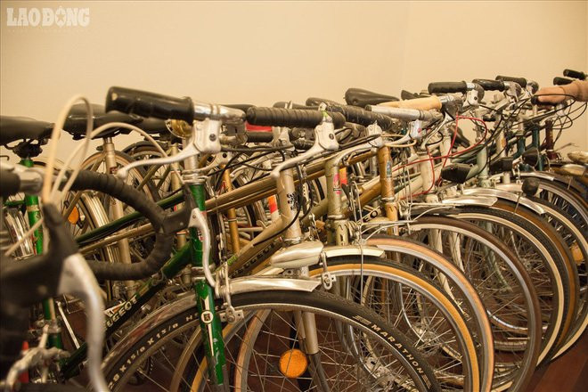 Xe đạp Peugeot ăn vào tiềm thức của người Hà Nội. Không chỉ có người già muốn sống lại cái thời một chiếc xe đạp cổ Peugeot có thể đáng giá cả một căn nhà mà những người trẻ cũng đang bị những chiếc xe đạp đáng tuổi bố mẹ mình làm cho mê mẩn. Chơi xe đạp cổ cũng là một cách để sống chậm lại.