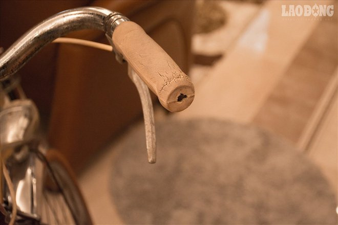 Theo thời gian, phần tay cầm xe xuất hiện những vết nứt nhỏ.