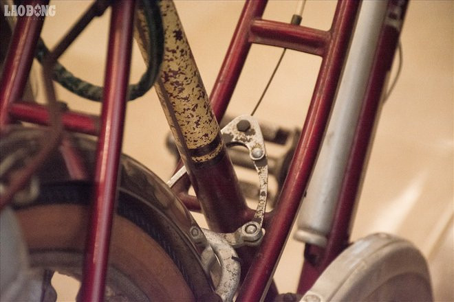 “Có lần tôi được bạn giới thiệu một chiếc xe cổ, nghe nói còn rất mới. Nghe là mới nhưng tôi không ngờ lại mới đến như vậy. Xem xe, tôi định bụng chủ xe bán giá nào tôi cũng mua. Cuối cùng chủ xe chỉ bán với giá 30 triệu đồng. Tôi mang xe về đạp quanh hồ Tây. Nhiều người nhìn thấy đến trả giá. Lúc đầu là 10 triệu, 15 triệu, rồi 50 triệu, cao nhất là có người trả 150 triệu nhưng tôi vẫn quyết không bán dù người mua thiết tha mời tôi ra giá“, ông Tình nói.