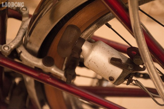 Xe Peugeot là huyền thoại bởi độ bền đẹp và đi nhẹ. Lốp xe của hãng Michelin của Pháp.