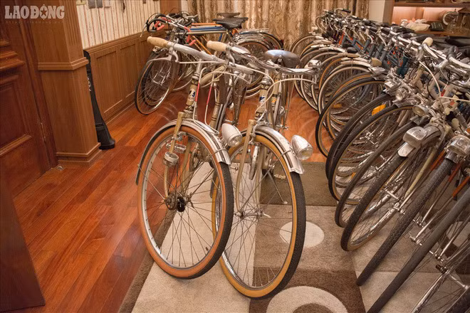 Quá trình ghép đôi không hề dễ dàng, không phải lúc nào ông Tình cũng tìm được những chiếc xe còn mới, nguyên bản. Đối với những chiếc xe chưa có đôi có cặp sẽ được xếp vào các nhóm: cùng màu, cùng đời, cùng size…