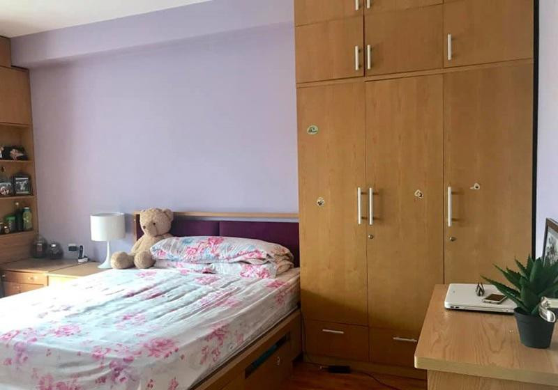 Đồ đạc, nội thất đơn giản với tủ gỗ sơn vàng, giường đôi, ga gối màu trắng hồng nền nã... Chẳng khác gì nhà của một gia đình tầm trung bình thường.