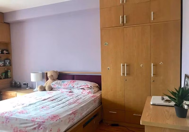 Đồ đạc, nội thất đơn giản với tủ gỗ sơn vàng, giường đôi, ga gối màu trắng hồng nền nã... Chẳng khác gì nhà của một gia đình tầm trung bình thường.