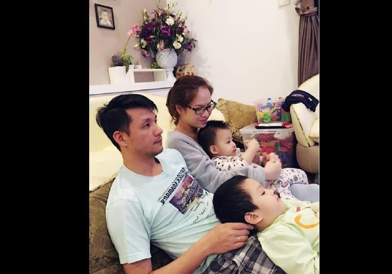 Chỉ sau một tháng sau khi ly dị BTV Xuân Tùng, "cô gái thời tiết" thế hệ đầu Đan Lê đã lên xe cùng đạo diễn Khải Anh. Trong hôn lễ này, cô dâu xinh đẹp đã không ngăn được những giọt nước mắt vì xúc động.