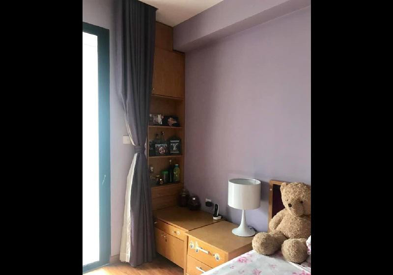 Từ phòng ngủ có thể nhìn ra ngoài ban công, cửa bằng kính với rèm che để đón nắng.