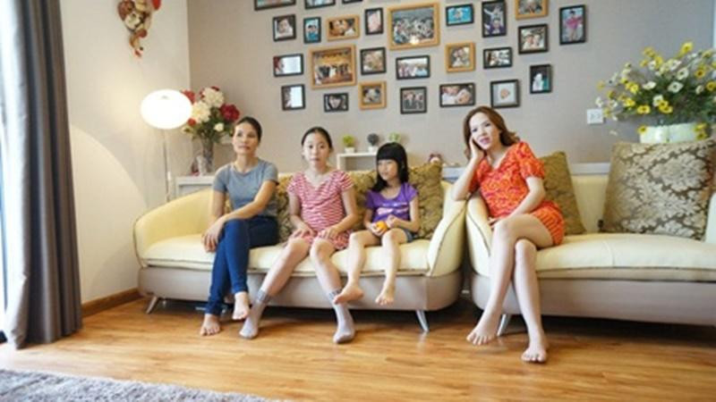 Bên trên phòng khách Đan Lê treo nhiều tranh ảnh gia đình.