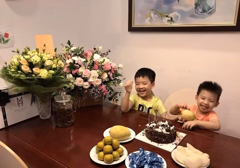 1 chiếc bàn dài được đặt giữa phòng khách và nhà bếp, đây là bàn ăn và cũng là nơi để các con cô vui chơi.