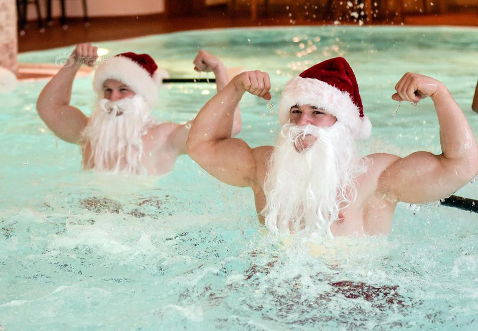 Cách đây vài ngày, tại Hamburg, Đức, một nhóm huấn luyện viên thể hình cũng đã khoác lên mình bộ trang phục ông già Noel, tham gia các hoạt động khác nhau để quyên tiền ủng hộ từ thiện.