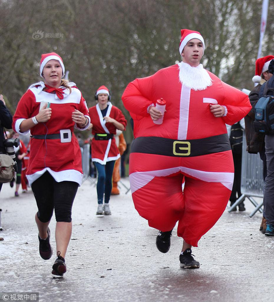 Họ mặc trang phục truyền thống của ông già Noel, người tuyết, yêu tinh, có người còn tự hóa trang thành món quà, tham gia các cuộc thi chạy đường dài, các hoạt động tập thể để gây quỹ, ủng hộ những người kém may mắn.