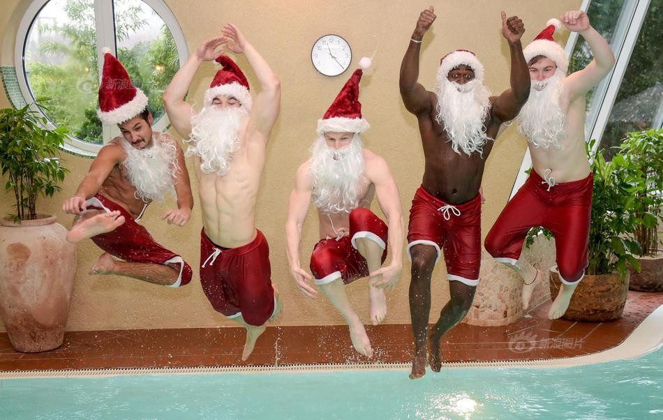 Để quyên góp được tiền, các huấn luyện viên sẽ diện trang phục ông già Noel, biểu diễn trong khu vực hồ bơi với các loại thể dục dụng cụ nhằm thu hút người xem.