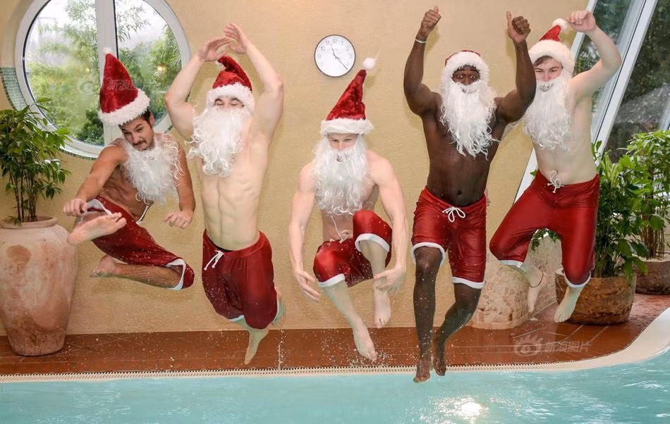 Để quyên góp được tiền, các huấn luyện viên sẽ diện trang phục ông già Noel, biểu diễn trong khu vực hồ bơi với các loại thể dục dụng cụ nhằm thu hút người xem.