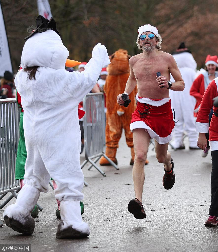 Theo tìm hiểu, London Santa Run là cuộc thi thường niên, mở rộng cho mọi đối tượng, từ trẻ em đến người lớn.