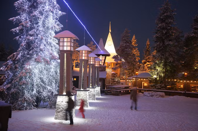 Khung cảnh ngôi làng của ông già Noel hiện ra đẹp lộng lẫy như cảnh tượng trong truyện cổ tích cũng sẽ khiến du khách nhớ mãi không quên.