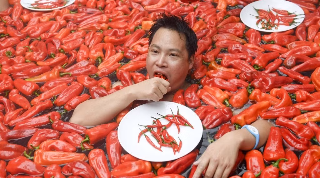 Nguoi phu nu an 20 qua ot trong 1 phut va ket kho tin